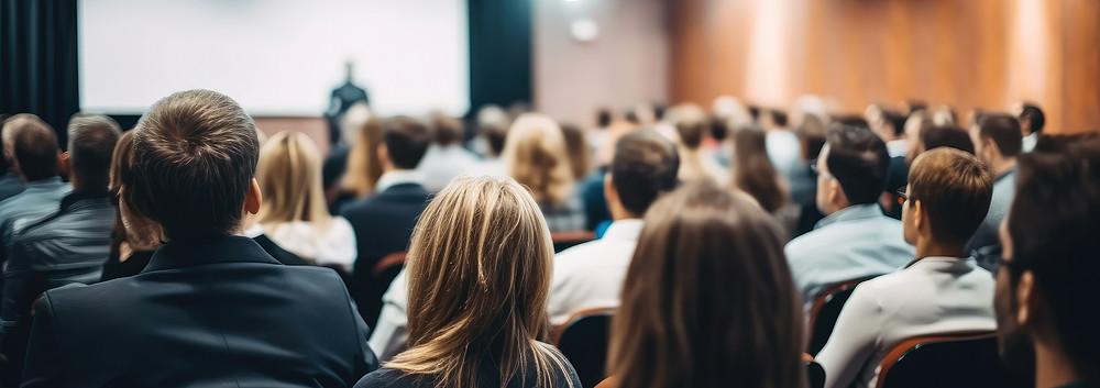 Ein voller Saal mit Menschen ©visoot – stock.adobe.com