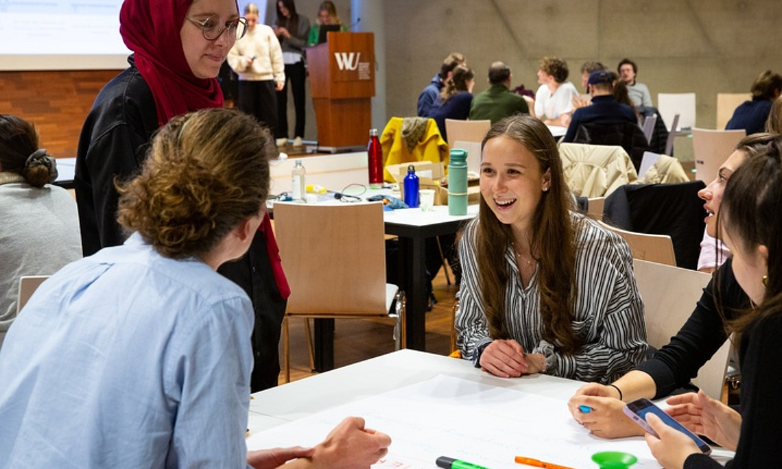 Menschen in Gruppe am Tisch