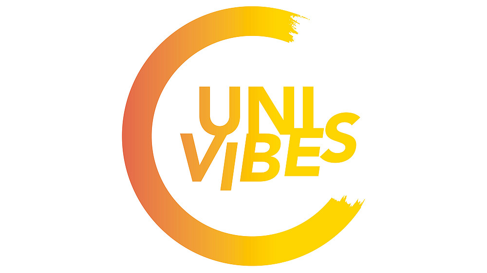 Uni Vibes Schriftzug vor hellem Hintergrund ©Uni Graz