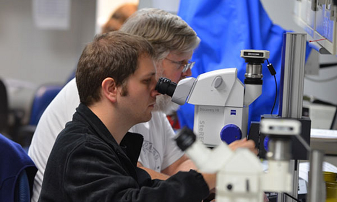 Patrick Grunert (vorne) bei der Arbeit auf dem Forschungsschiff. Foto: Lucas Lourens