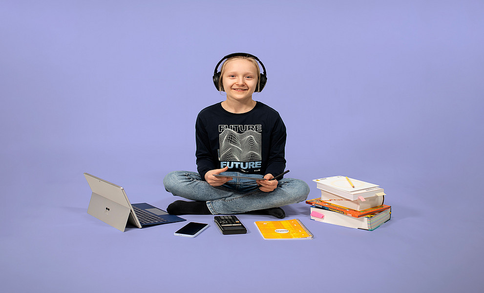 Mädchen mit digitalen und analogen Werkzeugen