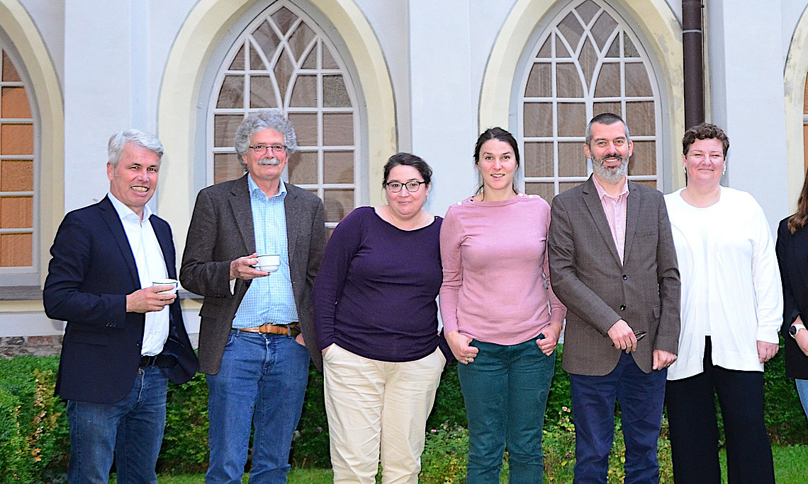Man sieht 11 Personen. Darunter das Team des Dawn-Projektes und eingeladene Experten