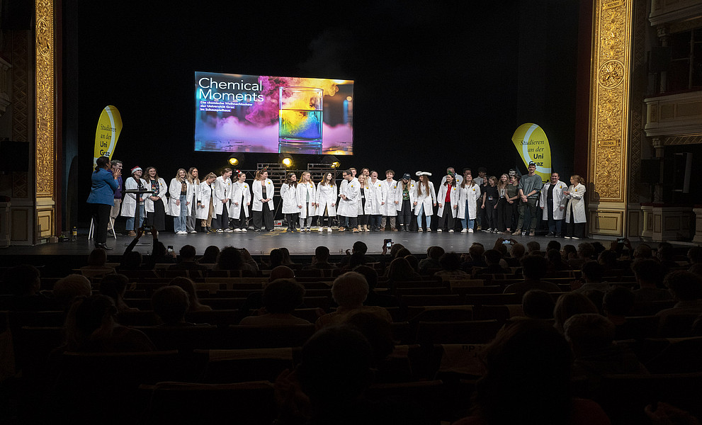 Eine große Gruppe von Menschen auf der Bühne des Schauspielhauses Graz