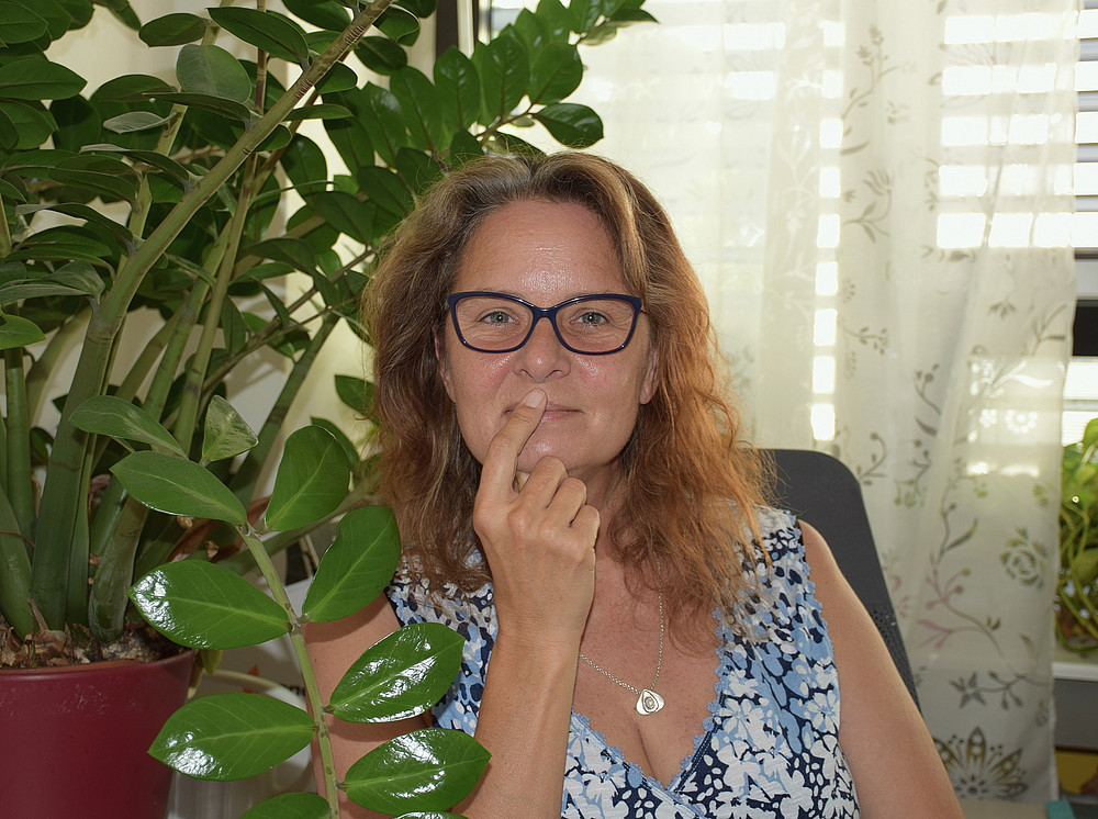 Birgit Tauscheck, Portrait in office next to houseplant ©Ulrike Freitag / Uni Graz