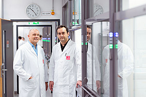 Oliver Kappe und David Cantillo im Labor am Institut für Chemie