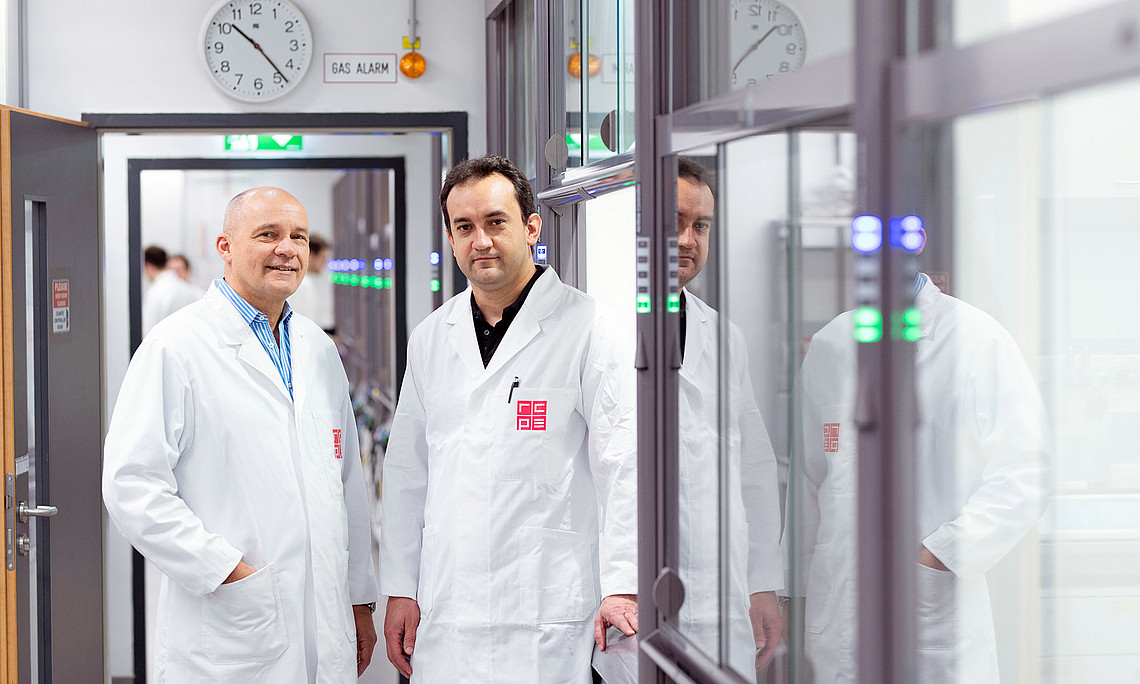 Oliver Kappe und David Cantillo im Labor am Institut für Chemie