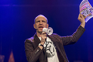 Beim Science Slam 2018 bewies Südosteuropa-Professor Florian Bieber, das Forschung auch auf eine Bühne gehört. In seiner ironischen Gebrauchsanleitung verriet der international anerkannte Politologe, wie man – am Beispiel von Präsidenten und Regierungsführern am Balkan – ein guter Autokrat wird. Foto: Steirische Hochschulkonferenz/Lunghammer