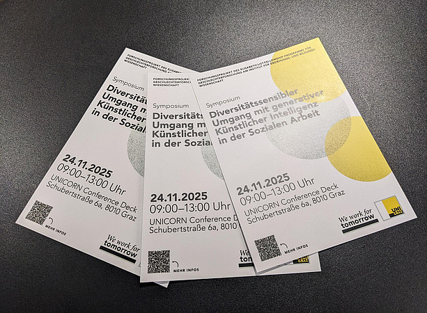3 Veranstaltungsflyer auf einem schwarzen Untergrund ©Uni Graz/Schmieder