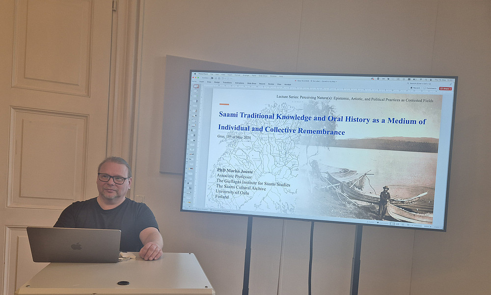 Mann mit Brille und Laptop ©Elisabeth Holler