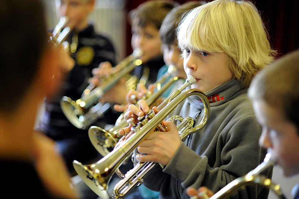 Children play the trumpet ©Markus Hertrich, JeKi Hamburg