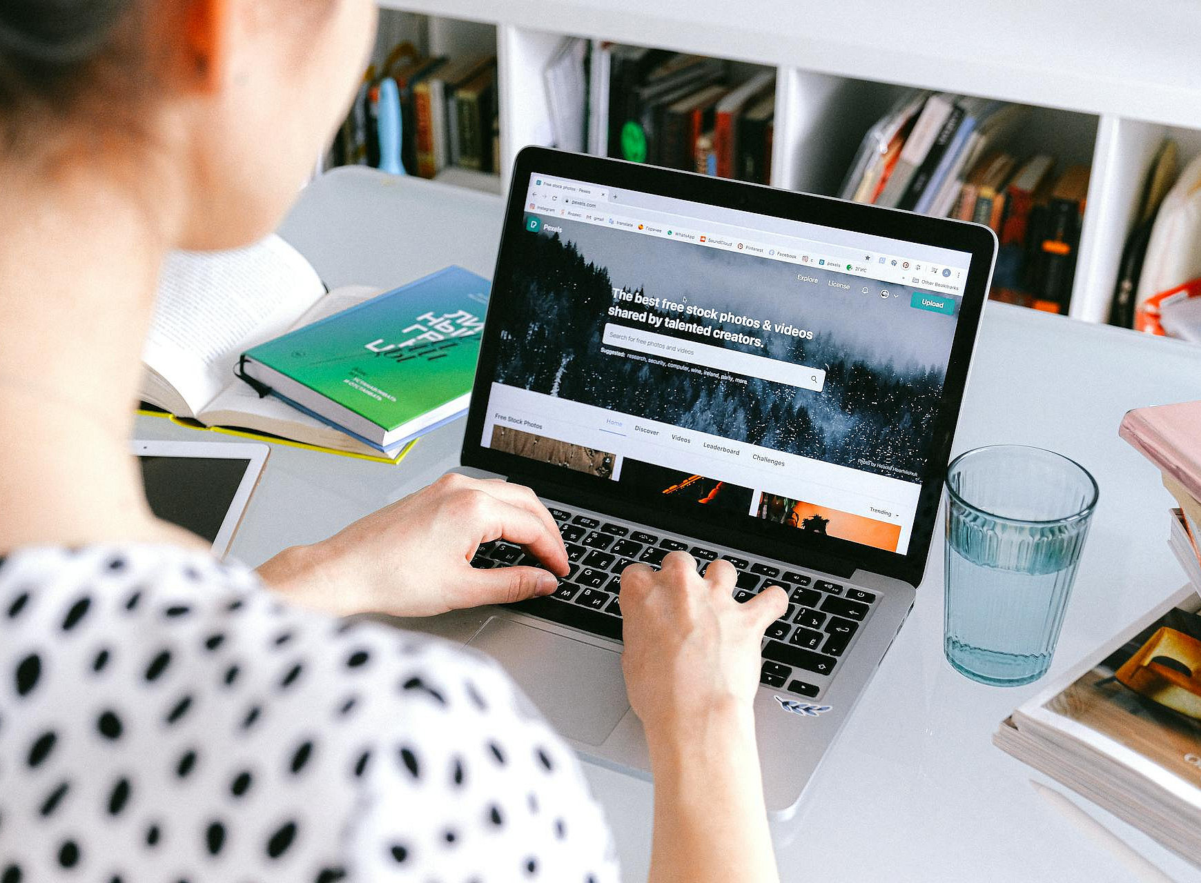 Person arbeitet an ihrem Laptop ©Anna Shvets/Pexels