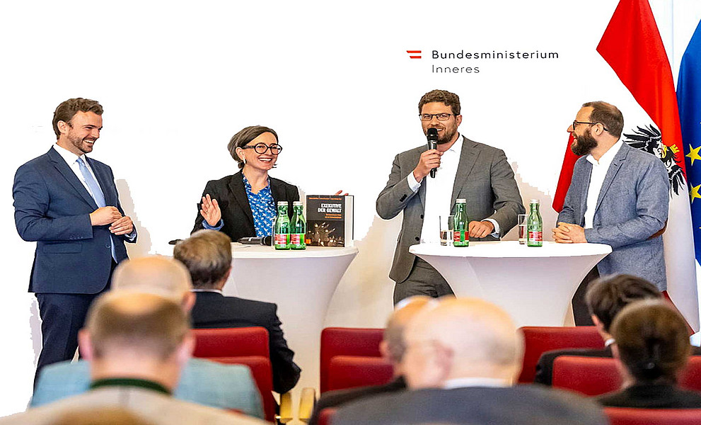 Buchpräsentation im Innenministerium in Wien: Stephan Mlczoch (Innenministerium) mit den Herausgeber:innen Barbara Stelzl-Marx, Andreas Kranebitter und Gregor Holzinger Foto: BMI/Gerd Pachauer 