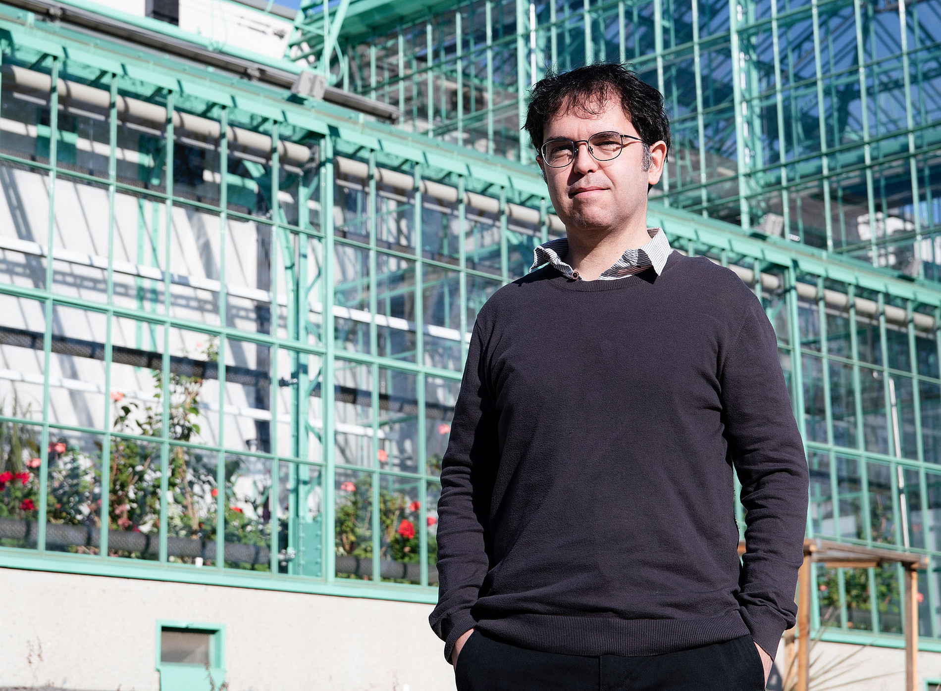 Bernat Corominas Murtra in front of the old greenhouse in the Botanical Garden of the University of Graz ©Uni Graz/Tzivanopoulos