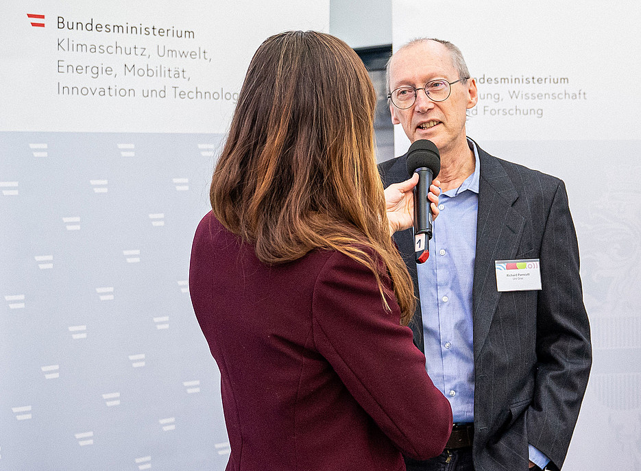 Richard Parncutt is interviewed by a lady. ©Sacha Gillen/Forum Umweltbildung