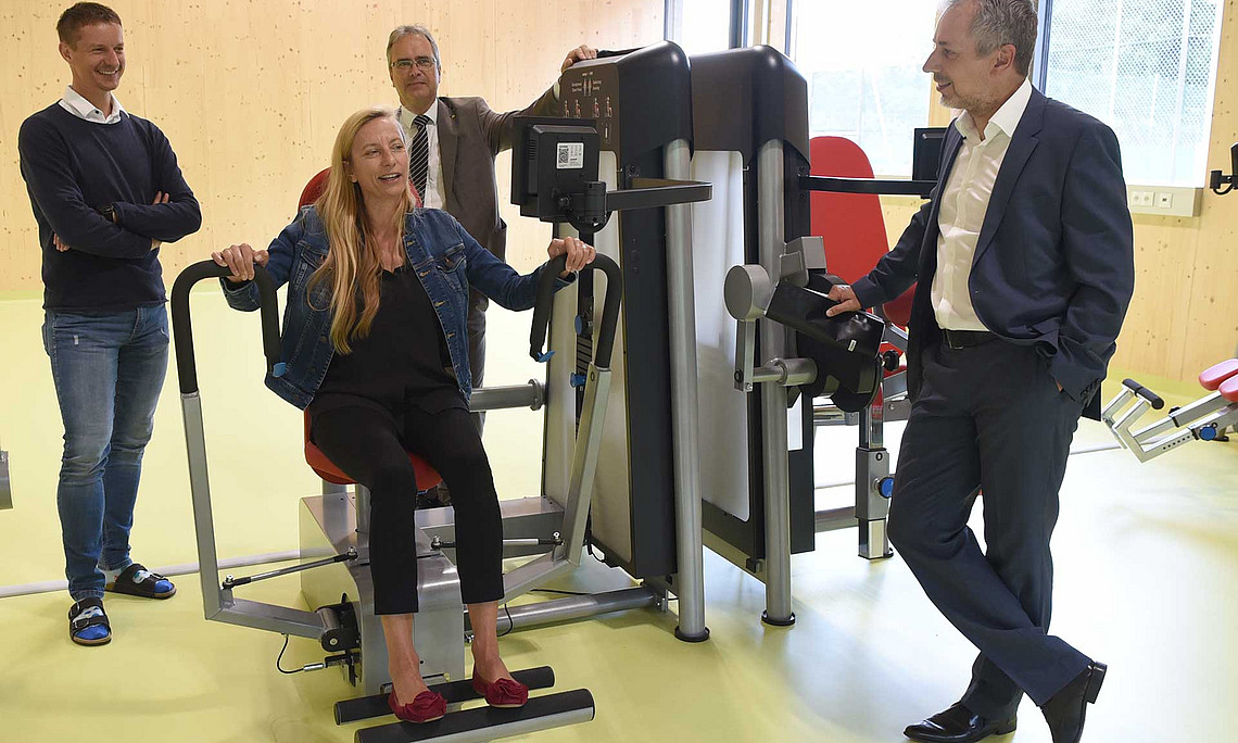 Sportsgeist: Norbert Schrapf (Instituts für Bewegungswissenschaften, Sport und Gesundheit), Landesrätin Juliane Bogner-Strauß, Rektor Peter Riedler und Sportwissenschaftler Gerhard Tschakert (v. l.) Foto: Uni Graz/Schweiger 