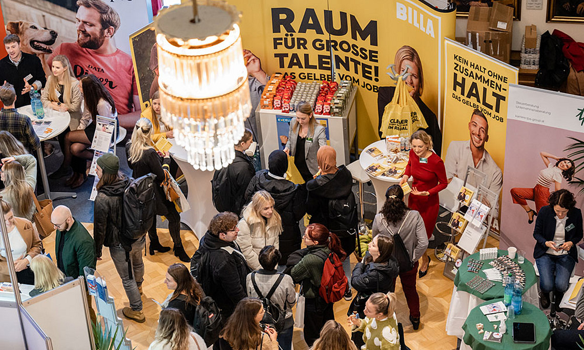 Blick von oben in die gefüllte Aula der Uni Graz während der Karrieremesse Excellence; Foto: Klaus Ranger