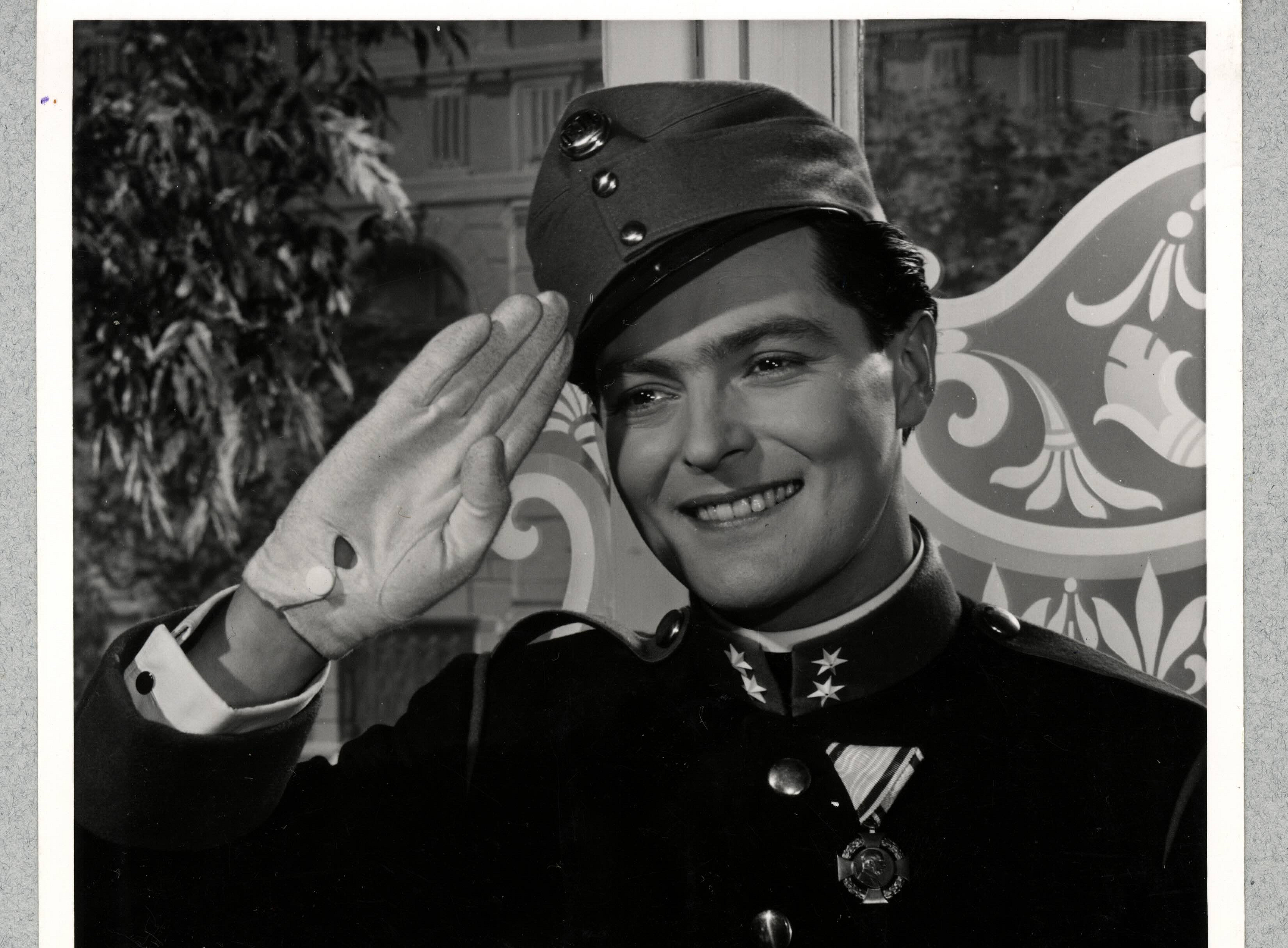 Filmausschnitt Schauspieler in Uniform in schwarz-weiß ©Filmarchiv, Die Deutschmeister (A1955)