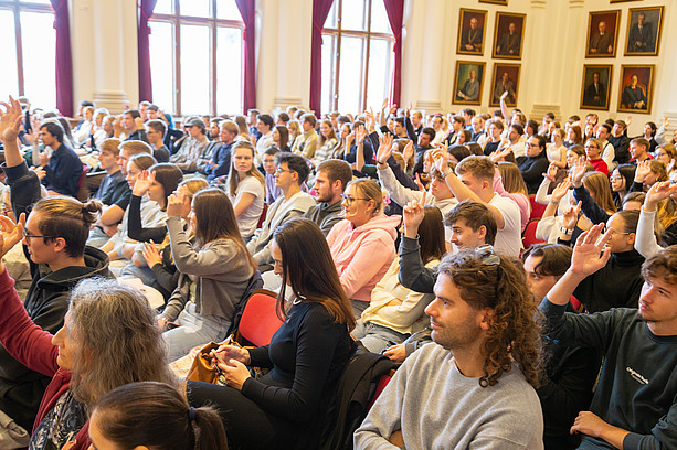 OrientierungsLV Studierende in Reihen Aula 