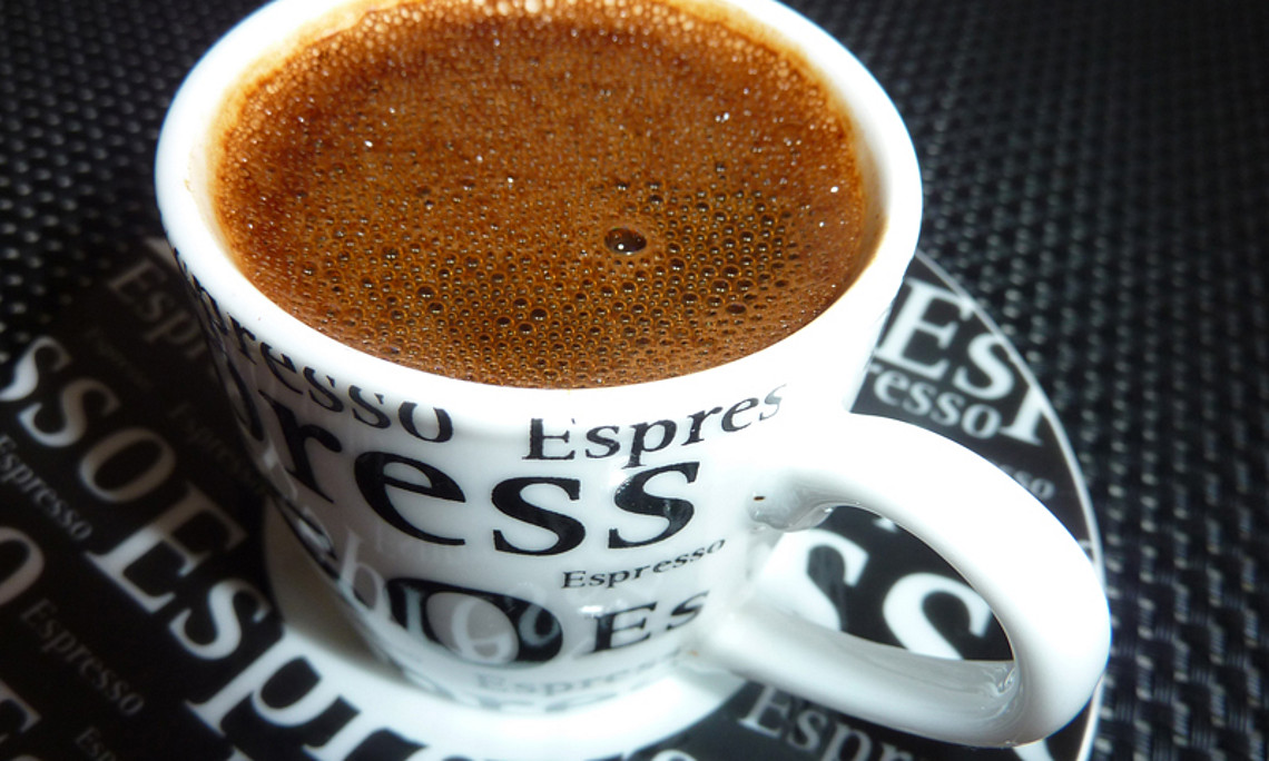 Kaffee macht leistungsfähiger - doch was für eine Wirkung hat das Getränk auf die Kraft-Geschwindigkeits-Beziehung im Muskel? Foto: Lupo/pixelio.de