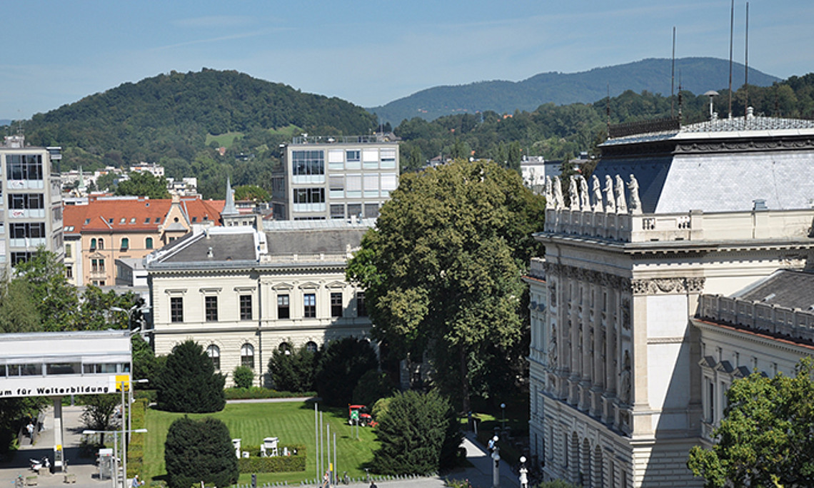 Blick auf Campus und Hauptgebäude
