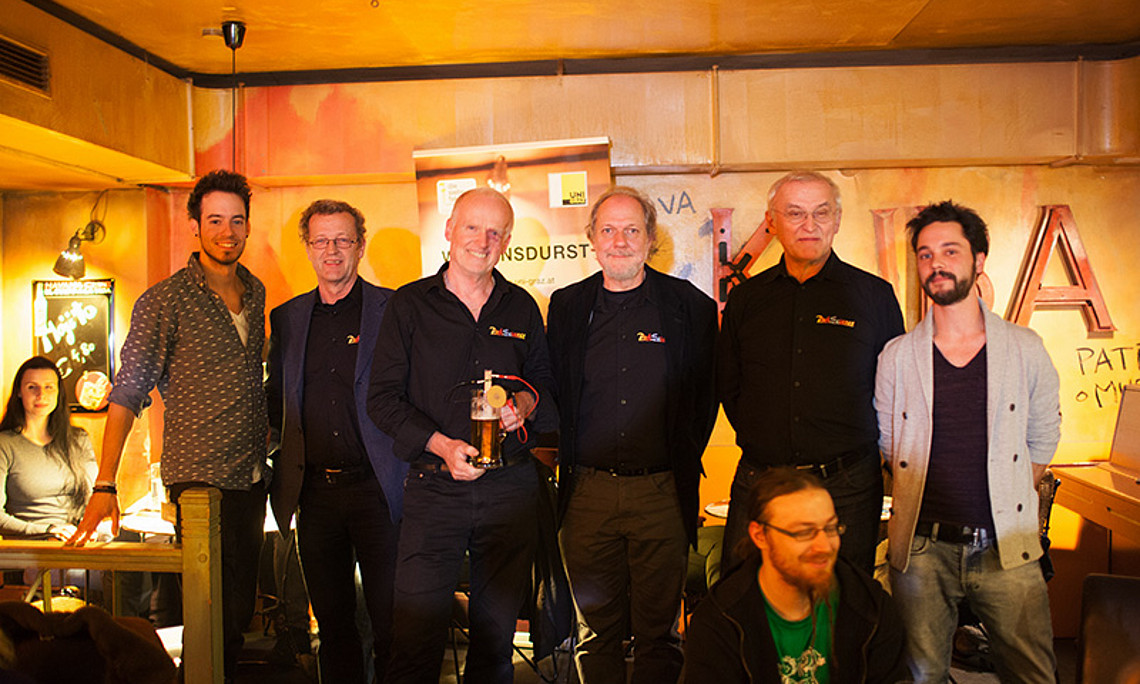 Machten das Lokal „Brot & Spiele“ zur Experimentierstube: Lukas Grumet, Hermann Scherz, Eduard Schittelkopf, Erich Reichel, Haimo Tentschert und Christian Fercher (v.l.), Fotos: Uni Graz/Grumet