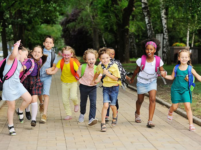 Children on the way to school ©Pixabay/Evgeniy Kalinovskiy 