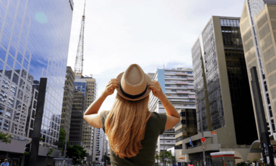Junge Frau in einer Stadt