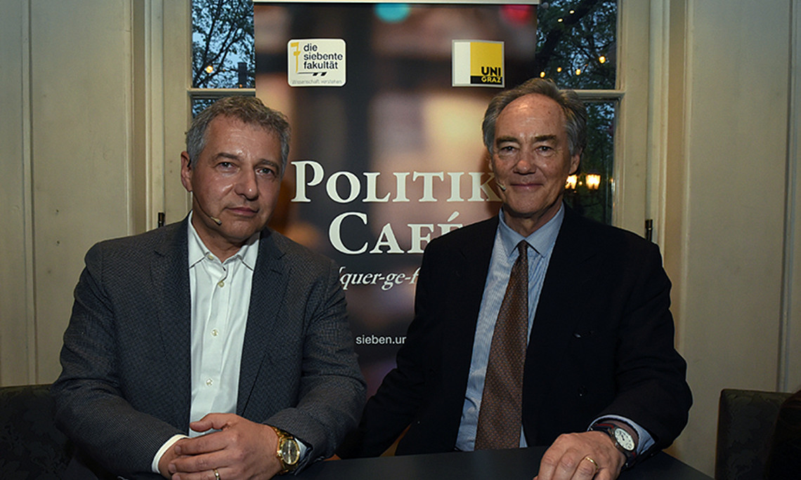 Wie wirkt Wirtschaft weltweit? Markus Steppan (links) und Maximilian Burger-Scheidlin diskutierten im Politik Café. Foto: Uni Graz/Schweiger 