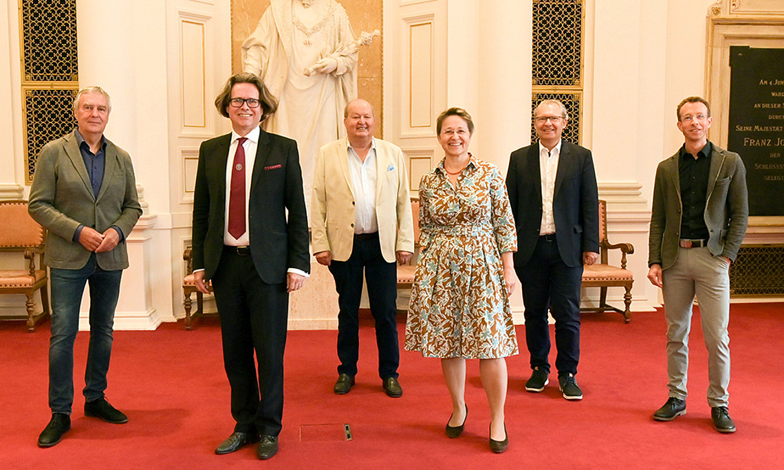 Präsentierten den neuen Masterlehrgang für Journalismus: Gerhard Draxler, Rektor Martin Polaschek, Alfred Grinschgl, Anita Ziegerhofer (wissenschaftliche Leiterin), Klaus Poier (stellvertr. wissenschaftlicher Leiter) und Stephan Witzel (Geschäftsführer UNI for LIFE) (v. l.) Foto: Uni Graz/Tzivanopoulos 