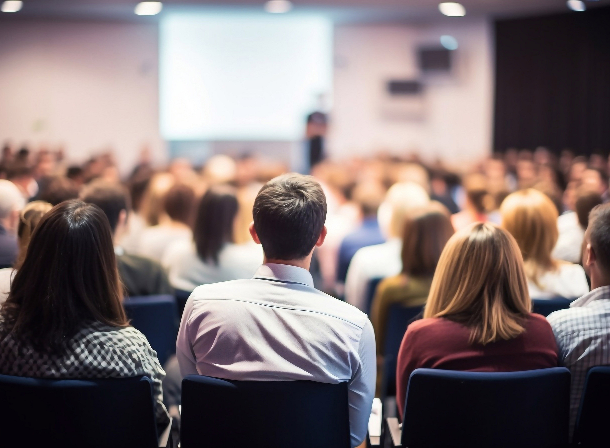 Personen in einem Hörsaal sitzend ©Mr. Music - stock.adobe.com