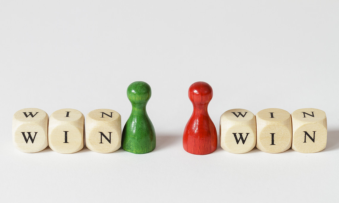 Win Win, Strategie, Gewinner, Gewinnen, Sieg, Niederlage, Konsens, Vereinbarung, Abmachung, Verhandlung, Verlierer, Doppelsieg, Gefühl, Kompromiss, Konflikt, Konfliktlösung, Mediation, Achtung, Respekt, Bereitschaft, Gewinn, Verlust, Argumente, Partnerschaft, Streit, siegen, besiegen, streiten, Spannung, Spannungen, Figuren, rot, grün, Symbol, Symbole, Probleme, Streitigkeiten, Sieger, Motivation, Partner