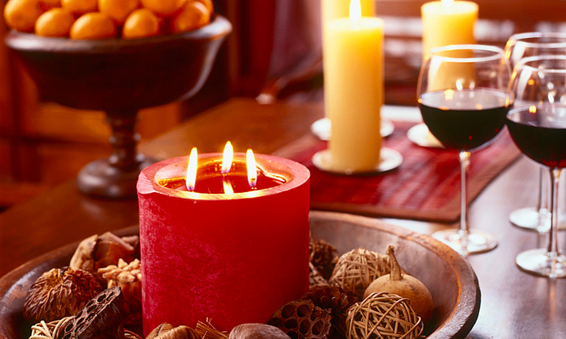 Wer eine Weihnachtsfeier organisieren, sollte darauf achten, dass die gute Laune nicht zu kurz kommt - bei allen Beteiligten. Foto: Microsoft.