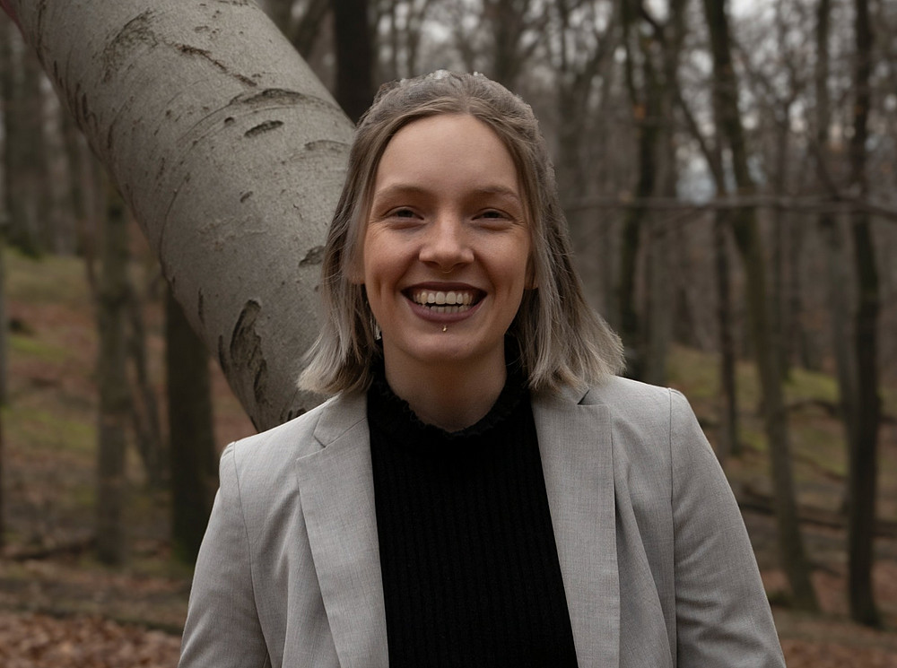 Portrait Saskia Terbrüggen in einem Waldgebiet ©privat