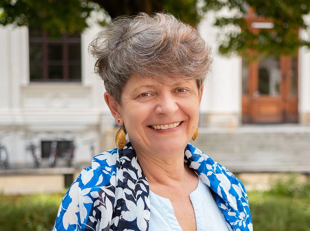 Portrait photo of Evelyn Höbenreich, Head of the Roman Law Department, in the inner courtyard of the main building ©Uni Graz/Radlinger