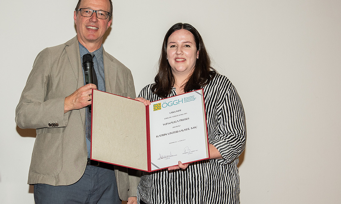 Katrin Unterhauser erhielt den Preis von Herbert Tilg, Präsident der ÖGGH und Direktor der Univ.-Klinik Innere Medizin I in Innsbruck. Foto: ÖGGH/Birgit Pichler.