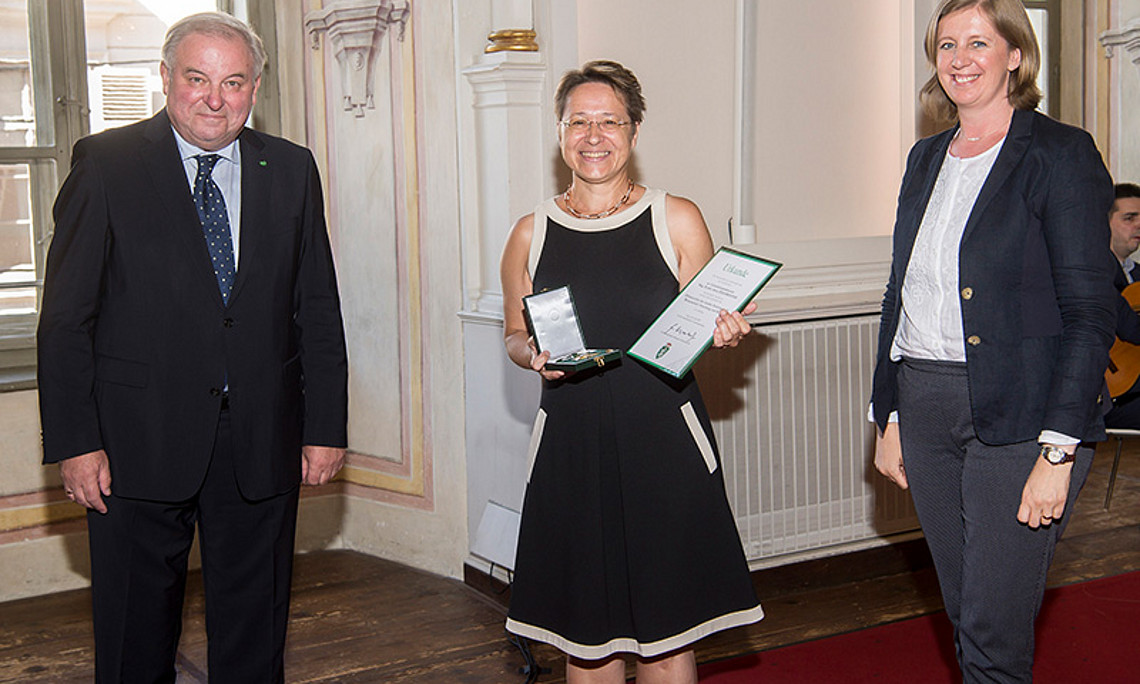 Anita Ziegerhofer (Mitte) erhielt die Ehrung von LH Hermann Schützenhöfer und LR Barbara Eibinger-Miedl. Foto: Land Steiermark/ Foto Fischer. 