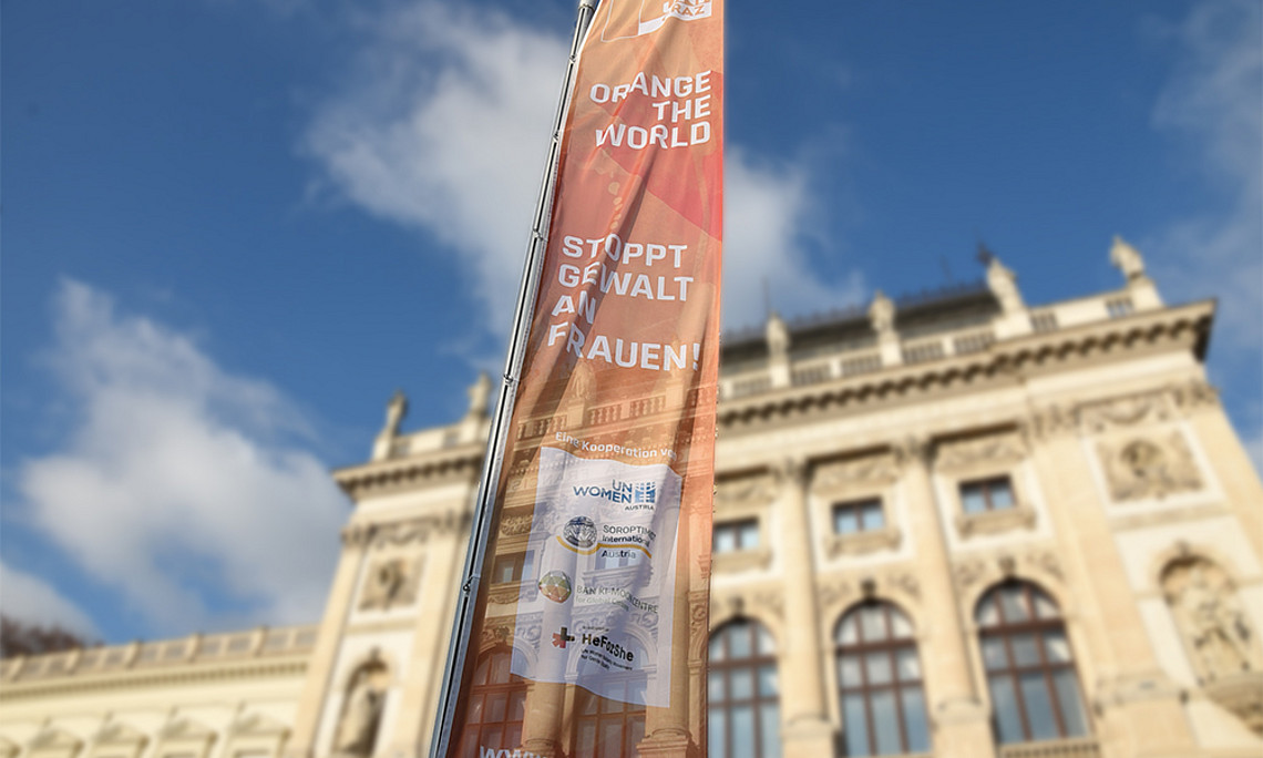 Orange-the-World-Fahne vor dem Hauptgebäude der Uni Graz. Foto: Uni Graz/Schweiger