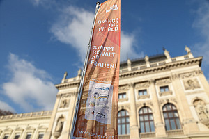 Als Zeichen gegen Gewalt an Frauen hat die Universität Graz vor dem Hauptgebäude orange-farbene Fahnen gehisst. Foto: Uni Graz/Schweiger