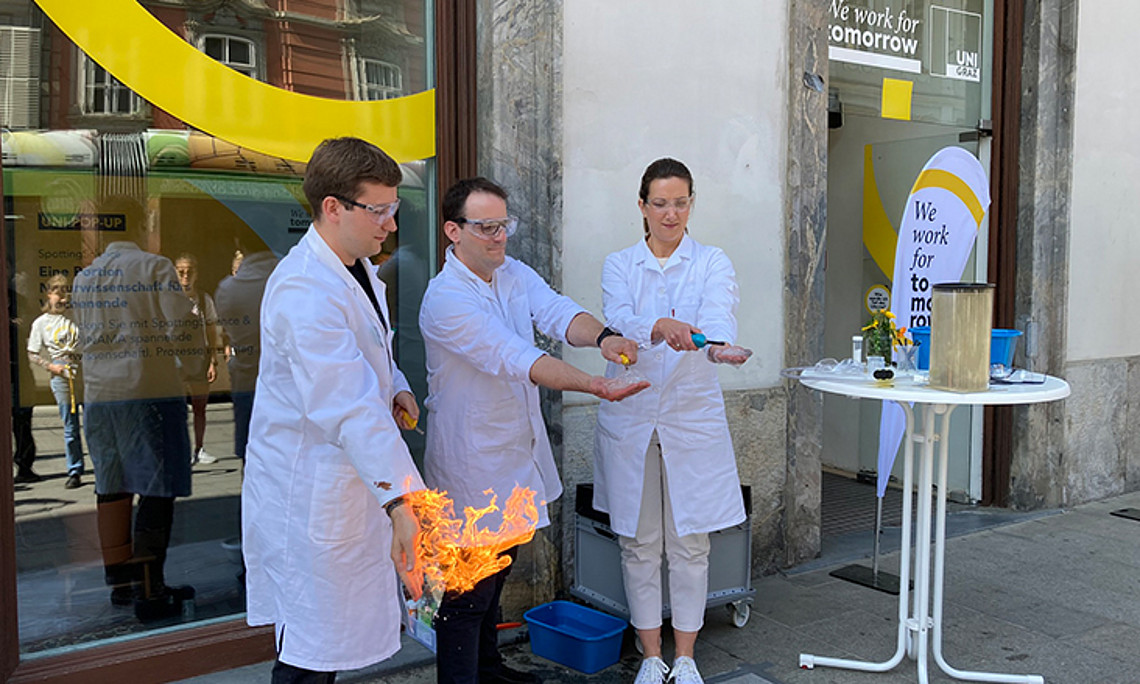 Chemiker Philipp Spitzer (Mitte) ist einer der ForscherInnen der Uni Graz, die im Pop-up-Store ihr Wissen weitergeben. Foto: Uni Graz/Tzivanopoulos. 