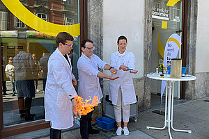 Chemiker Philipp Spitzer (Mitte) ist einer der ForscherInnen der Uni Graz, die im Pop-up-Store ihr Wissen weitergeben. Foto: Uni Graz/Tzivanopoulos.  