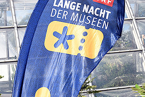 Beachflag der Langen Nacht der Museen vor dem Gewächshaus der Universität Graz; Foto: Uni Graz/Eklaude
