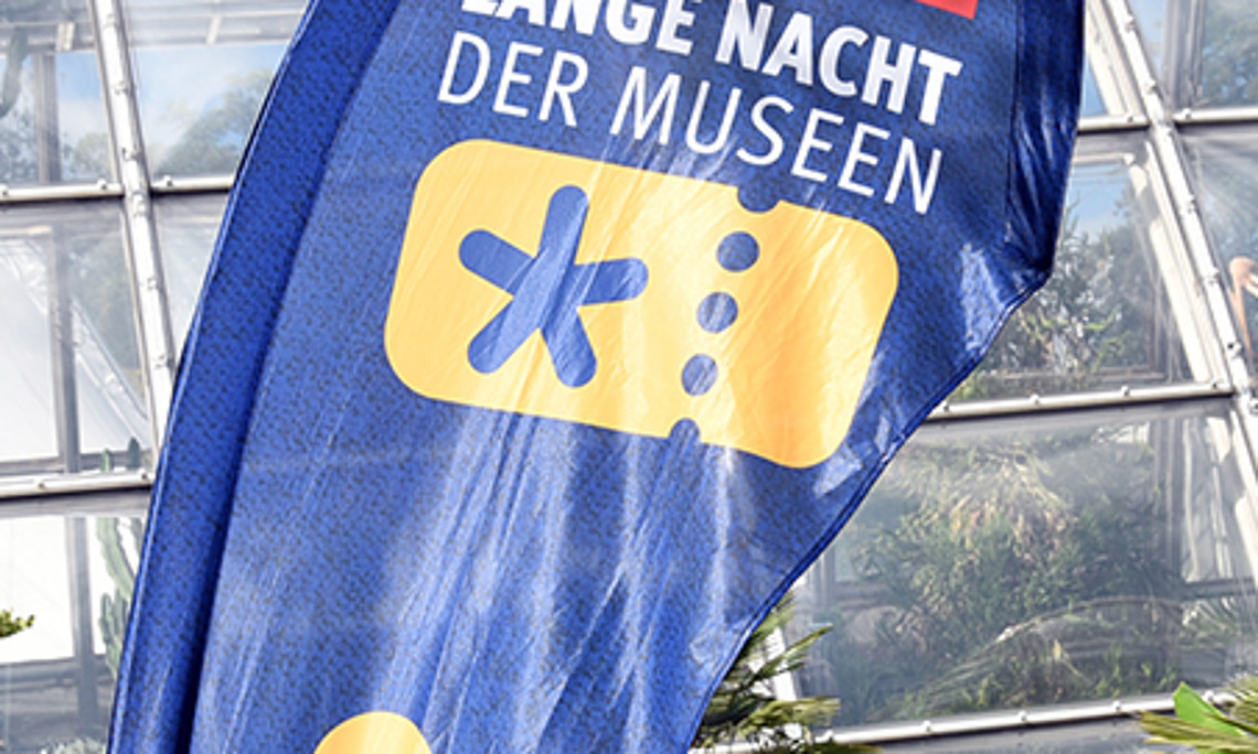 Beachflag der Langen Nacht der Museen vor dem Gewächshaus der Universität Graz; Foto: Uni Graz/Eklaude