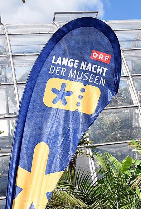 Beachflag der Langen Nacht der Museen vor dem Gewächshaus der Universität Graz; Foto: Uni Graz/Eklaude 