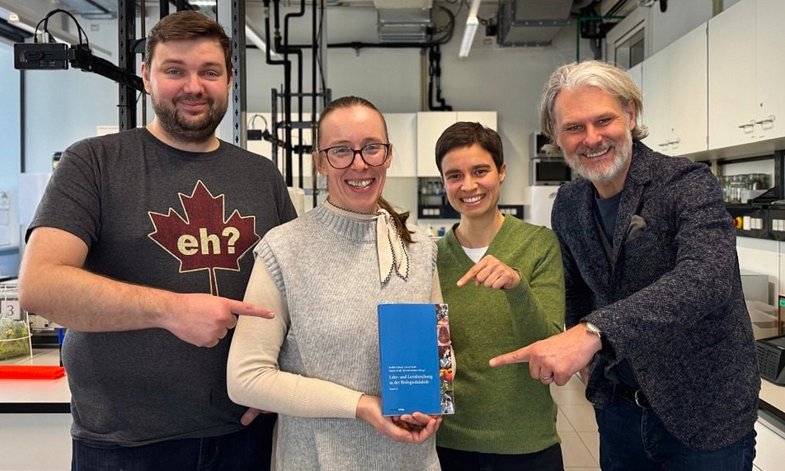 Lucas Eder, Heide Beranek-Knauer, Hildrun Walter und Helmut Jungwirth mit dem Buch "Lehr- und Lernforschung in der Biologiedidaktik".
