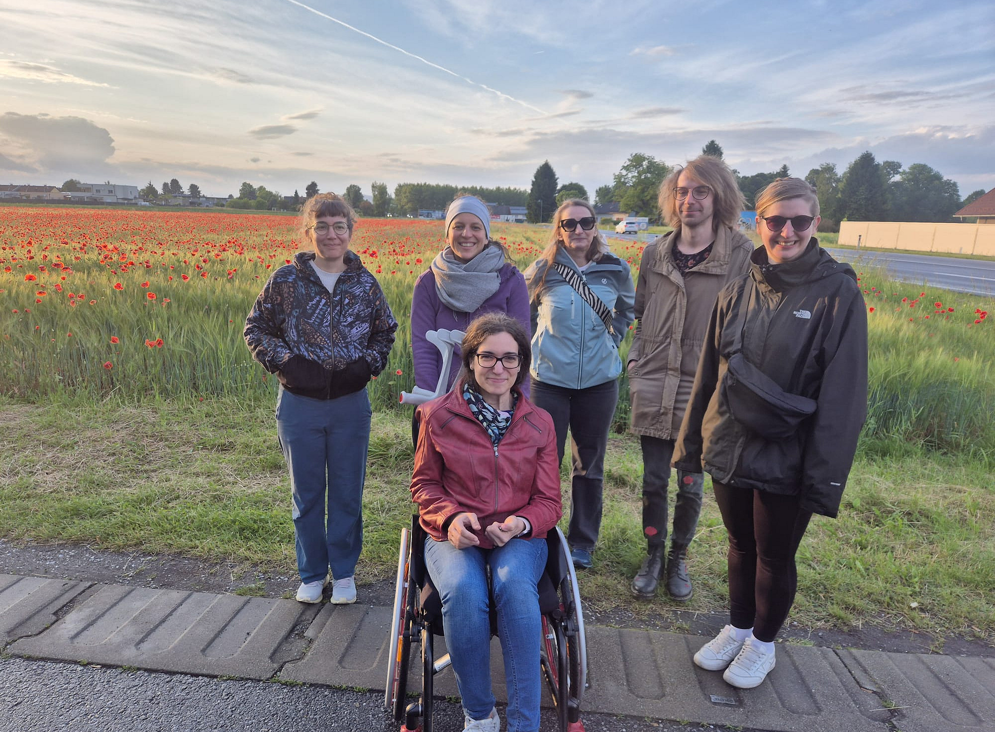 Teilnehmende im Garten ©Katharina Scharf