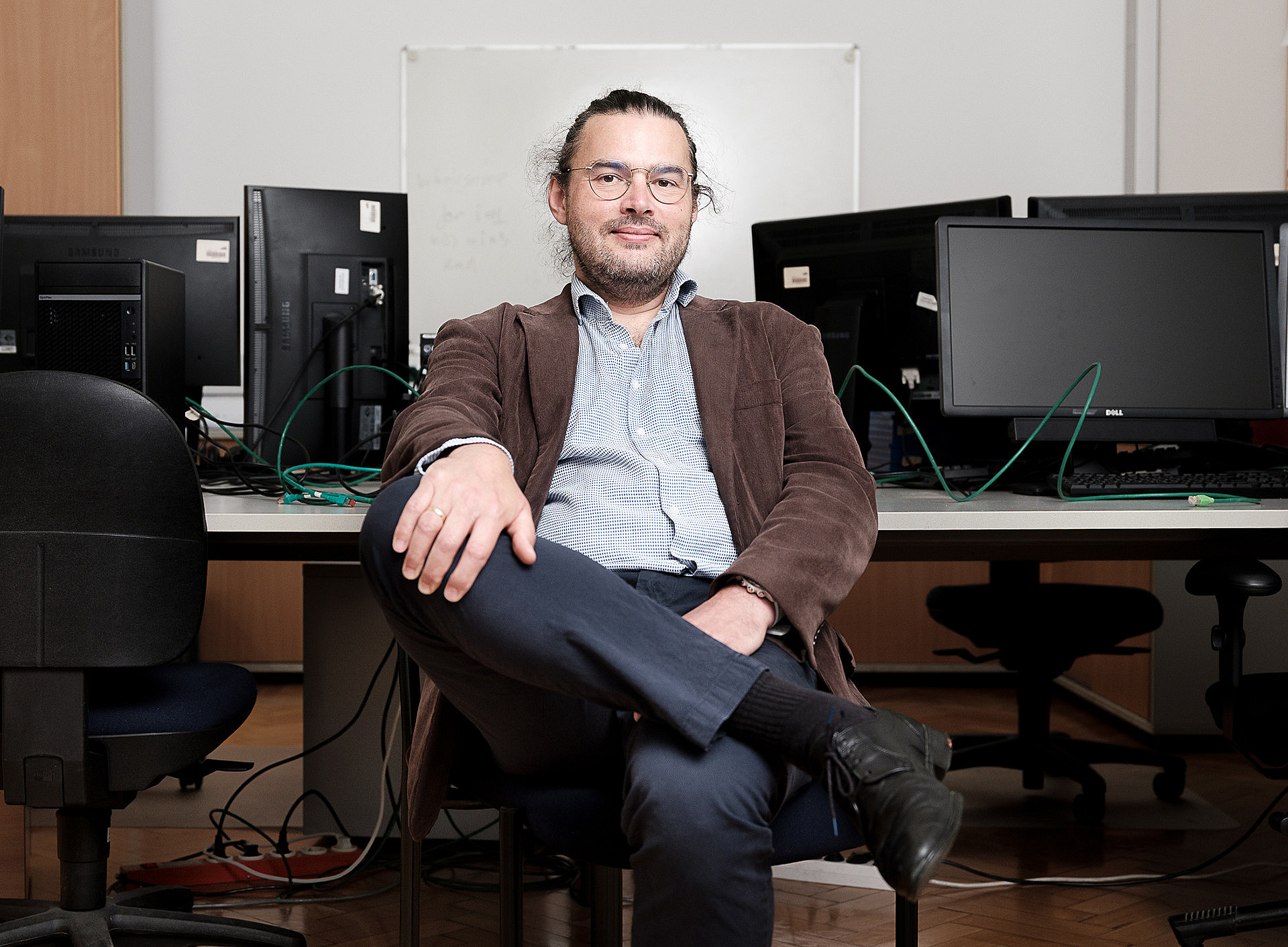 Neuropsychologe Guilherme Wood sitzt vor mehreren Computern. ©Manuel Schaffernak