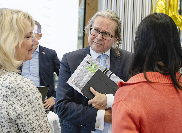 Ein Mann unterhält sich mit zwei Frauen. ©@foto-gasser.at