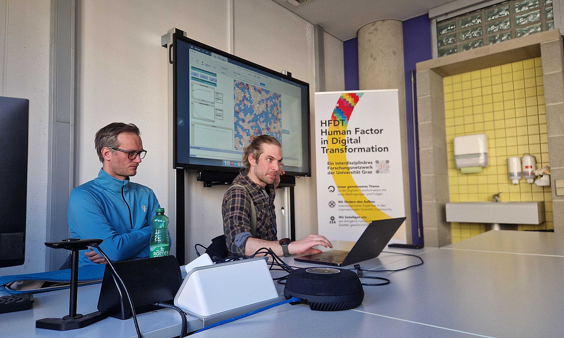 Podium, HFDT Brown-Bag Forum Raffael Hiden und Simon Plakolb Forschungsnetzwerk Human Factor in Digital Transformation HFDT Universität Graz