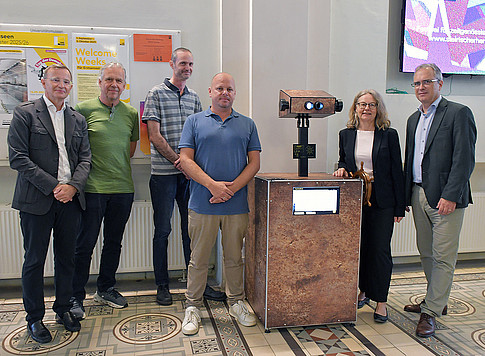 Das Zeitrad und das Team hinter dem Projekt: Kurt-Martin Lugger, Robert Holzapfel, Andreas Golob, Franz-Thomas Stelzel und Christine Rigler (v.l.) mit Rektor Peter Riedler ©Uni Graz / Pichler