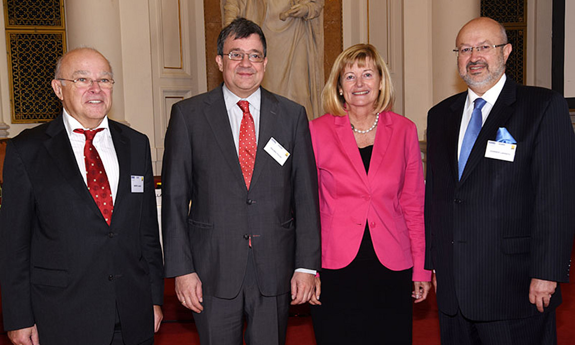 V.l.: Joseph Marko, Botschafter Florian Raunig, Rektorin Christa Neuper und OSZE-Hochkommissar Lamberto Zannier. Foto: Uni Graz/Pichler